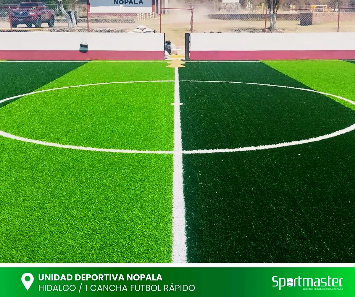 Cancha de fútbol rápido con pasto sintético en Unidad Deportiva Nopala, Nopala de Villagrán, Hidalgo: otra vista de la cancha