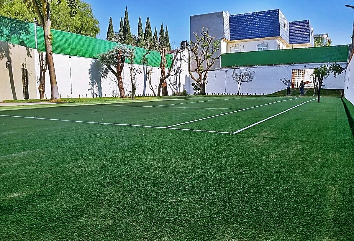 Cancha de tenis con pasto sintético en Tulancingo de Bravo, Hidalgo: otra vista de la cancha
