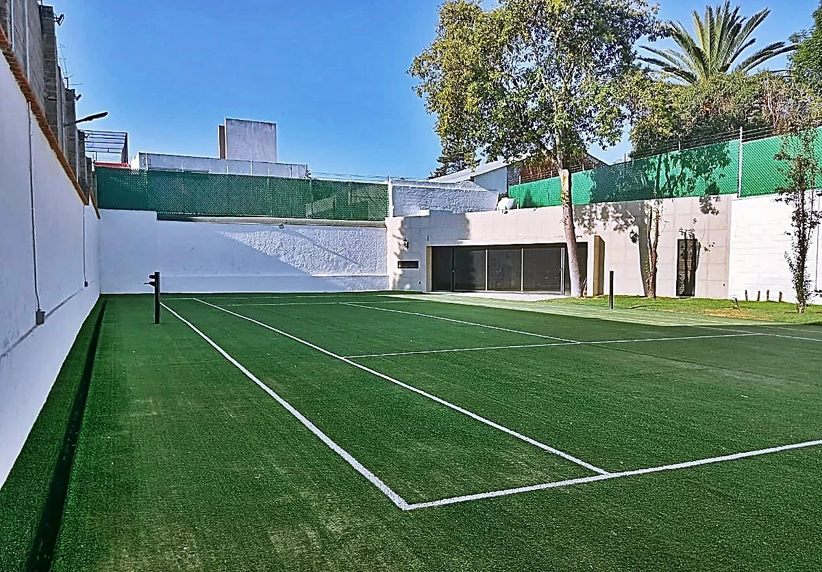 Cancha de tenis con pasto sintético en Tulancingo de Bravo, Hidalgo: superficie recién terminada