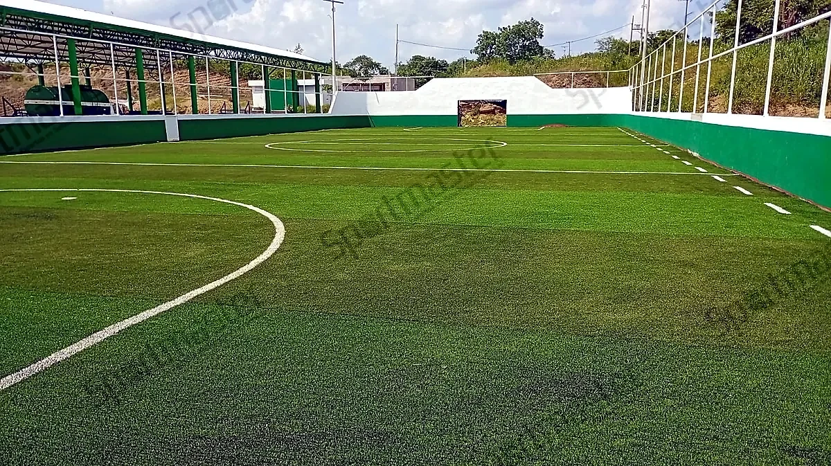 Cancha de fútbol rápido con pasto sintético, muro verde y techumbre en Axtla de Terrazas, San Luis Potosí