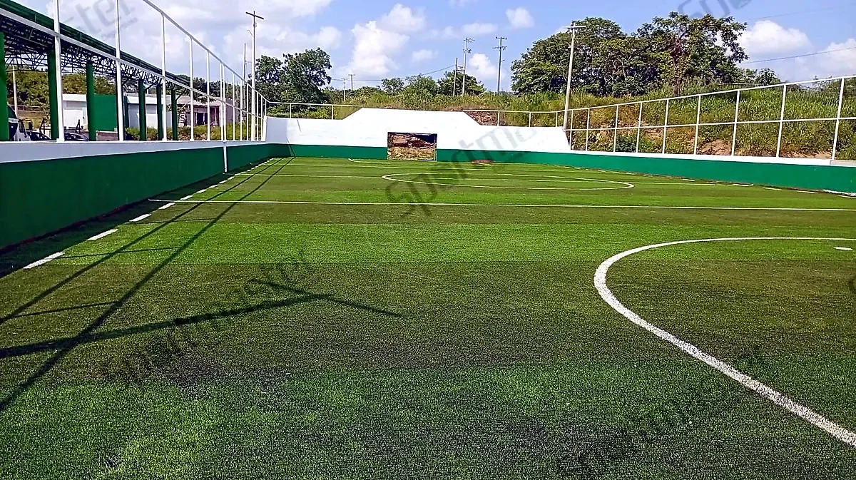 Cancha de fútbol rápido con techumbre lateral y pasto sintético en Axtla de Terrazas