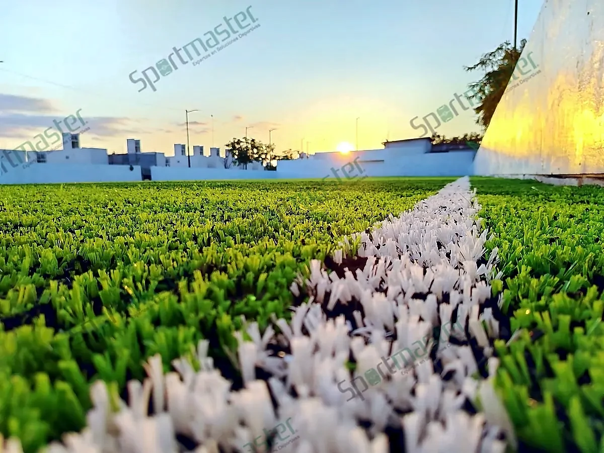 Detalle de la línea blanca en pasto sintético de cancha de fútbol rápido en Ciudad Valles