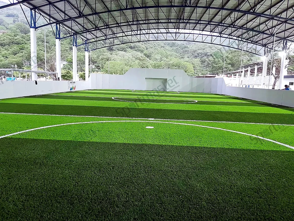 Pasto sintético en Tamuín y la Huasteca potosina: Cancha de fútbol rápido techada con pasto sintético en Matlapa, San Luis Potosí