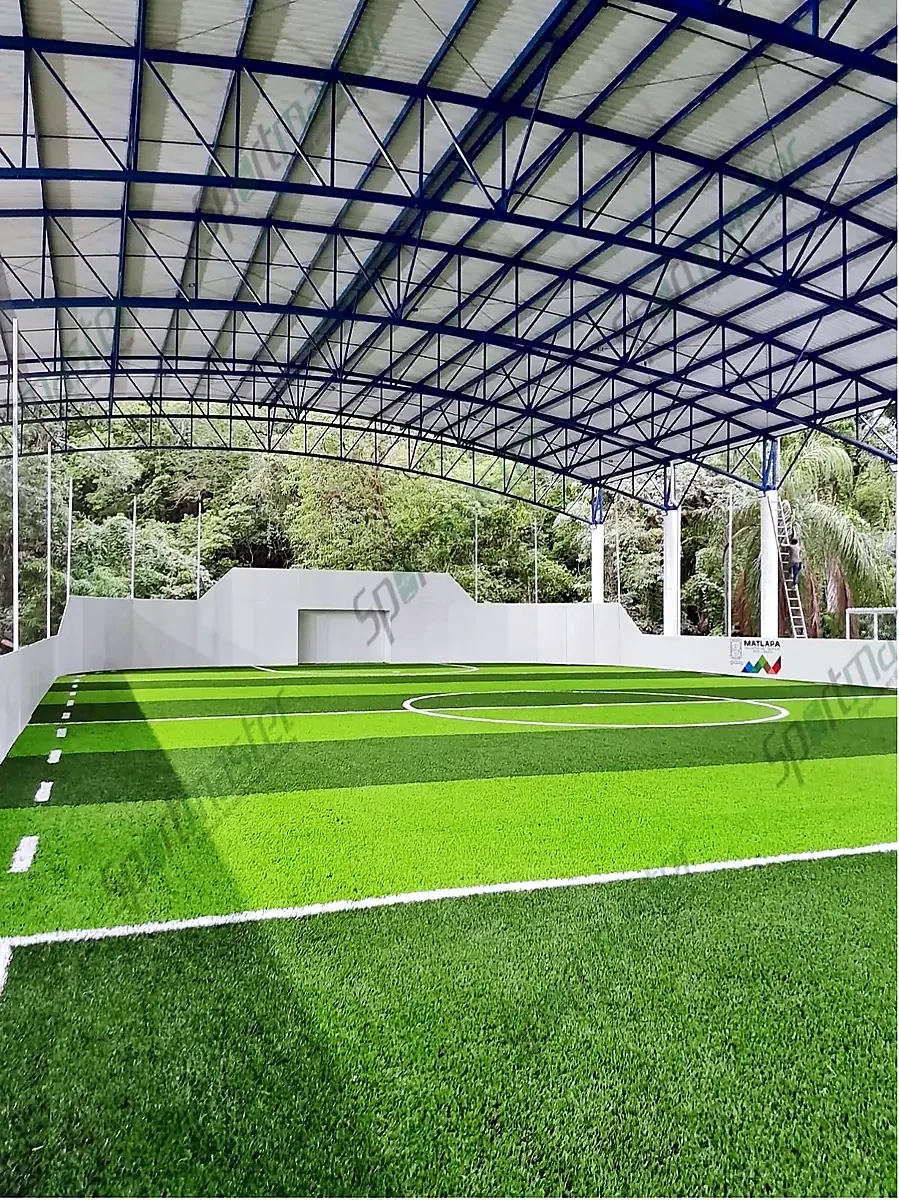Estructura metálica del techo sobre cancha de fútbol rápido con pasto sintético en Matlapa