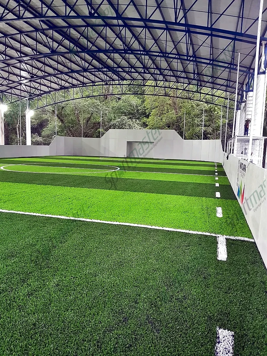 Línea lateral punteada y pasto sintético en cancha de fútbol rápido techada en Matlapa