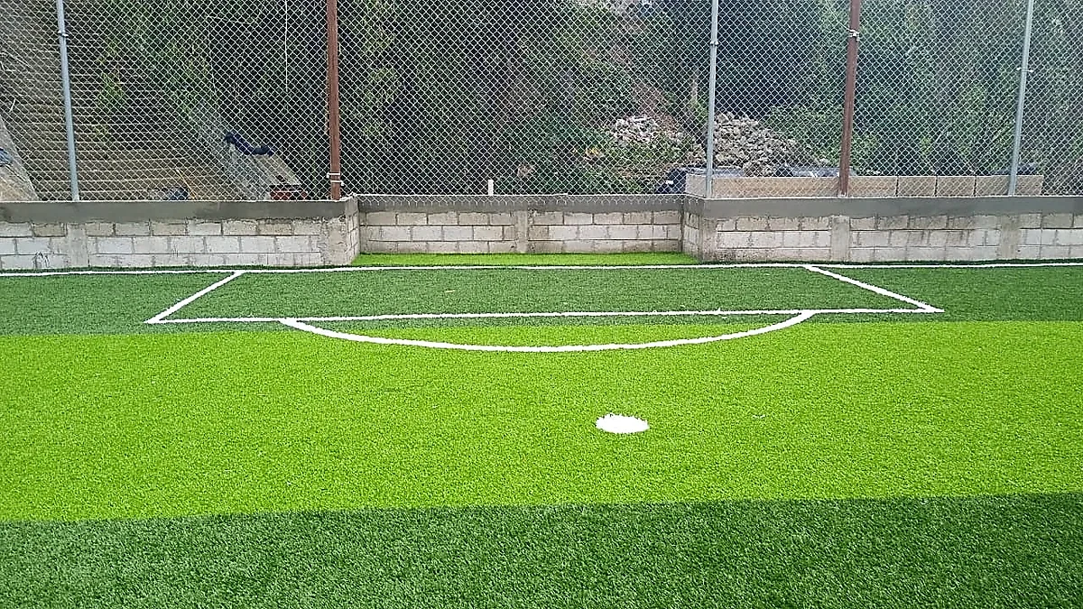 Cancha de fútbol 5 con pasto sintético en Tequila, Jalisco: la cancha desde la línea lateral