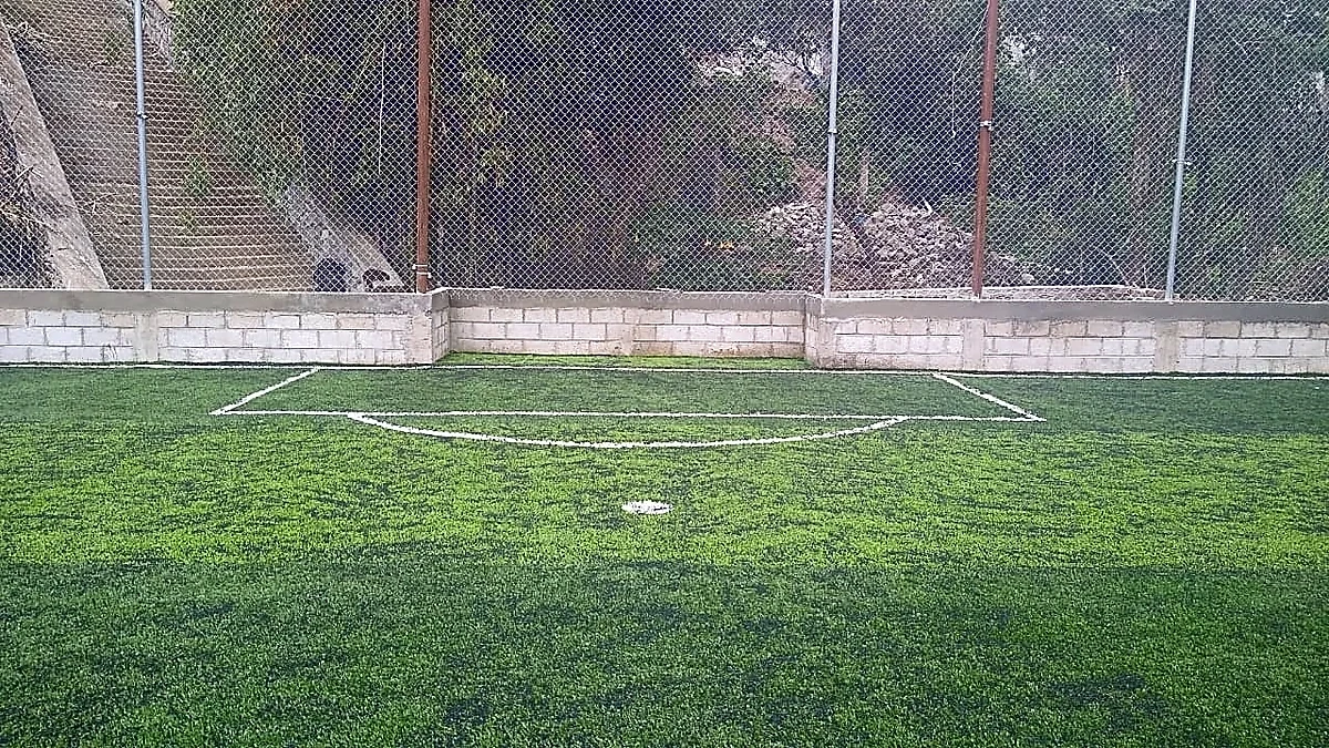 Cancha de fútbol 5 con pasto sintético en Tequila, Jalisco: otra vista de la cancha