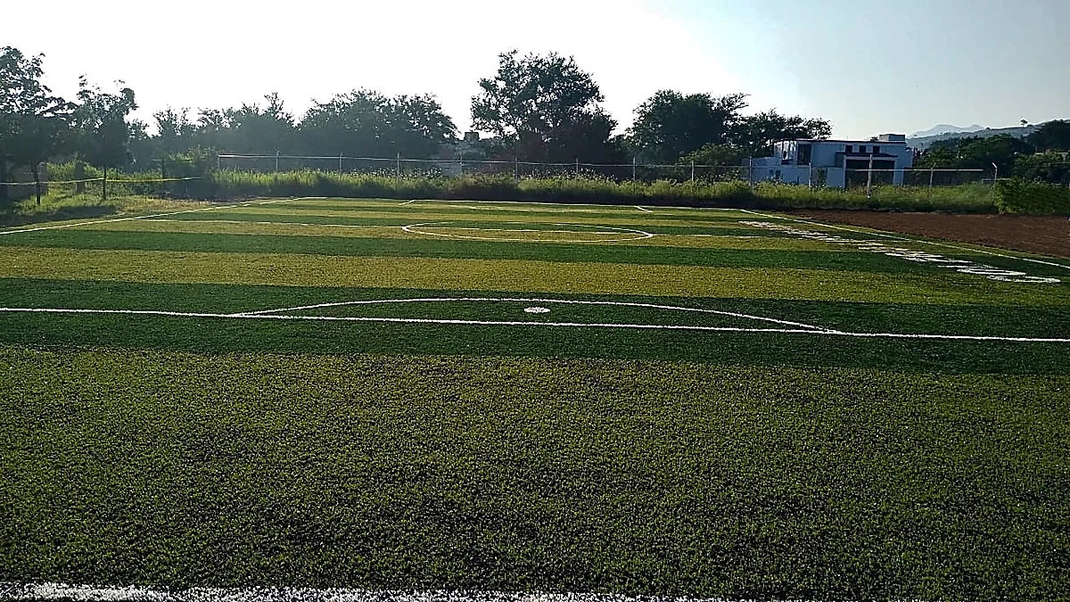 Detalle del pasto sintético de la cancha de fútbol 7 en Tequila, Jalisco
