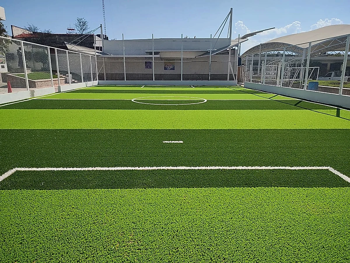 Cancha de fútbol 7 con pasto sintético en Colegio México Franciscano, Ciudad Guzmán