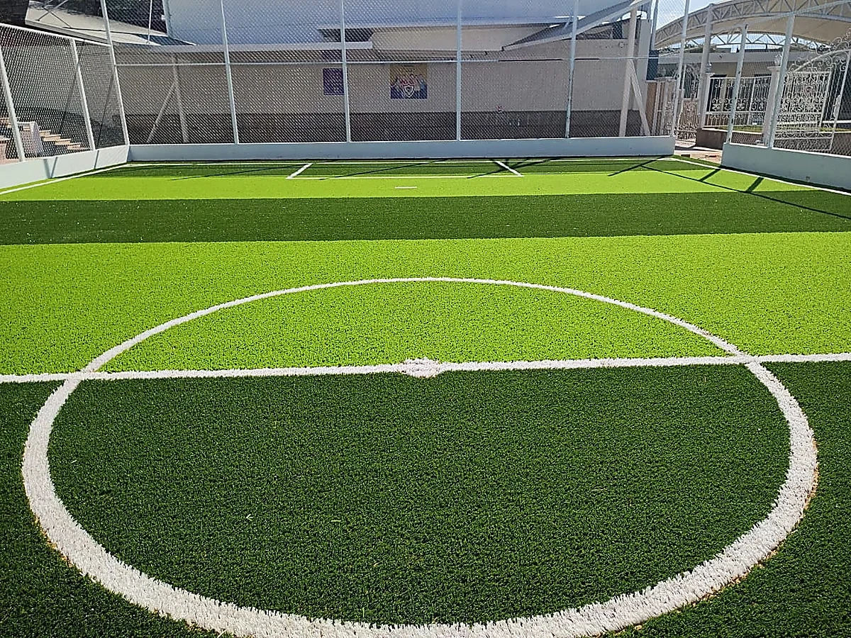 Cancha de fútbol 7 con pasto sintético en Colegio México Franciscano, Ciudad Guzmán, Jalisco: líneas de juego insertadas en el mismo pasto