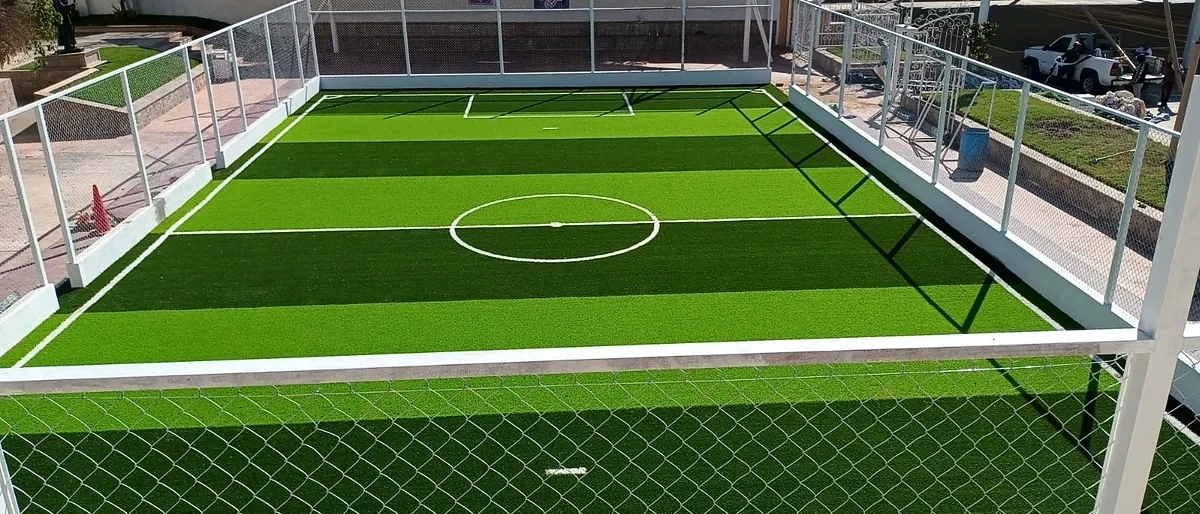Cancha de fútbol 7 con pasto sintético en Colegio México Franciscano, Ciudad Guzmán, Jalisco: otra vista de la cancha de fútbol 7