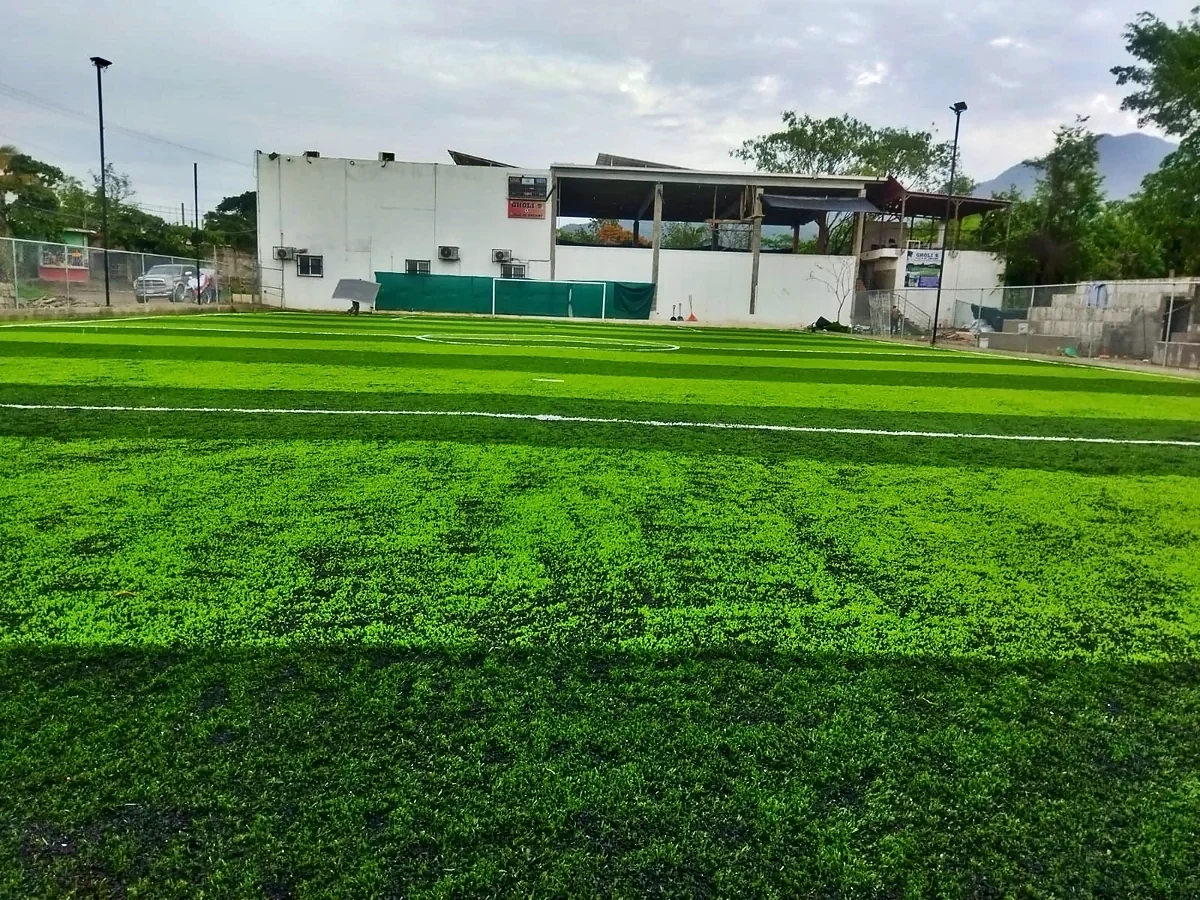 Cancha de fútbol 7 con pasto sintético en Edificio Club Vallarta, Puerto Vallarta, Jalisco: otra vista de la cancha de fútbol 7