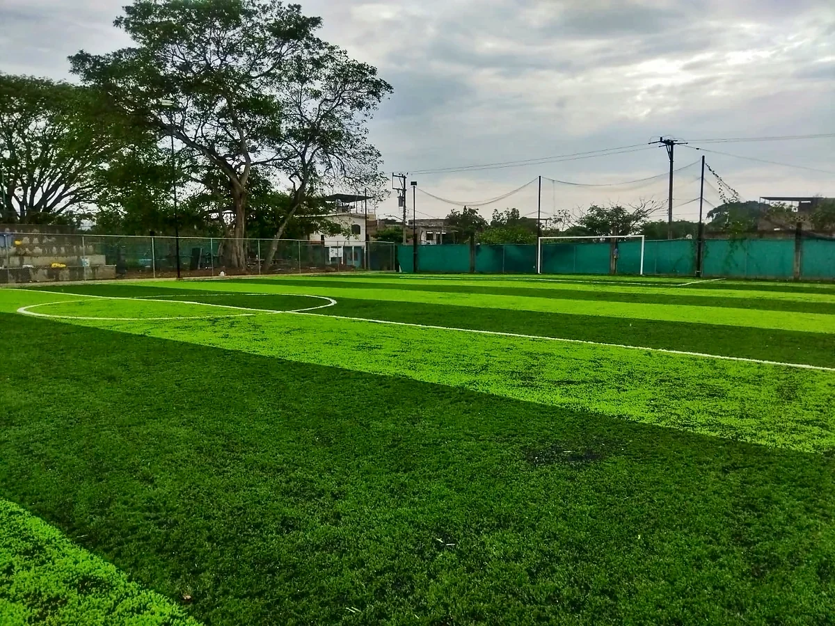 Cancha de fútbol 7 con pasto sintético en Edificio Club Vallarta, Puerto Vallarta, Jalisco: vista de la cancha y su entorno