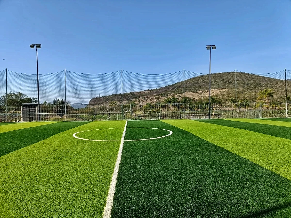 Cancha de fútbol 7 con pasto sintético en San Gabriel, Jalisco: pasto sintético deportivo recién cepillado