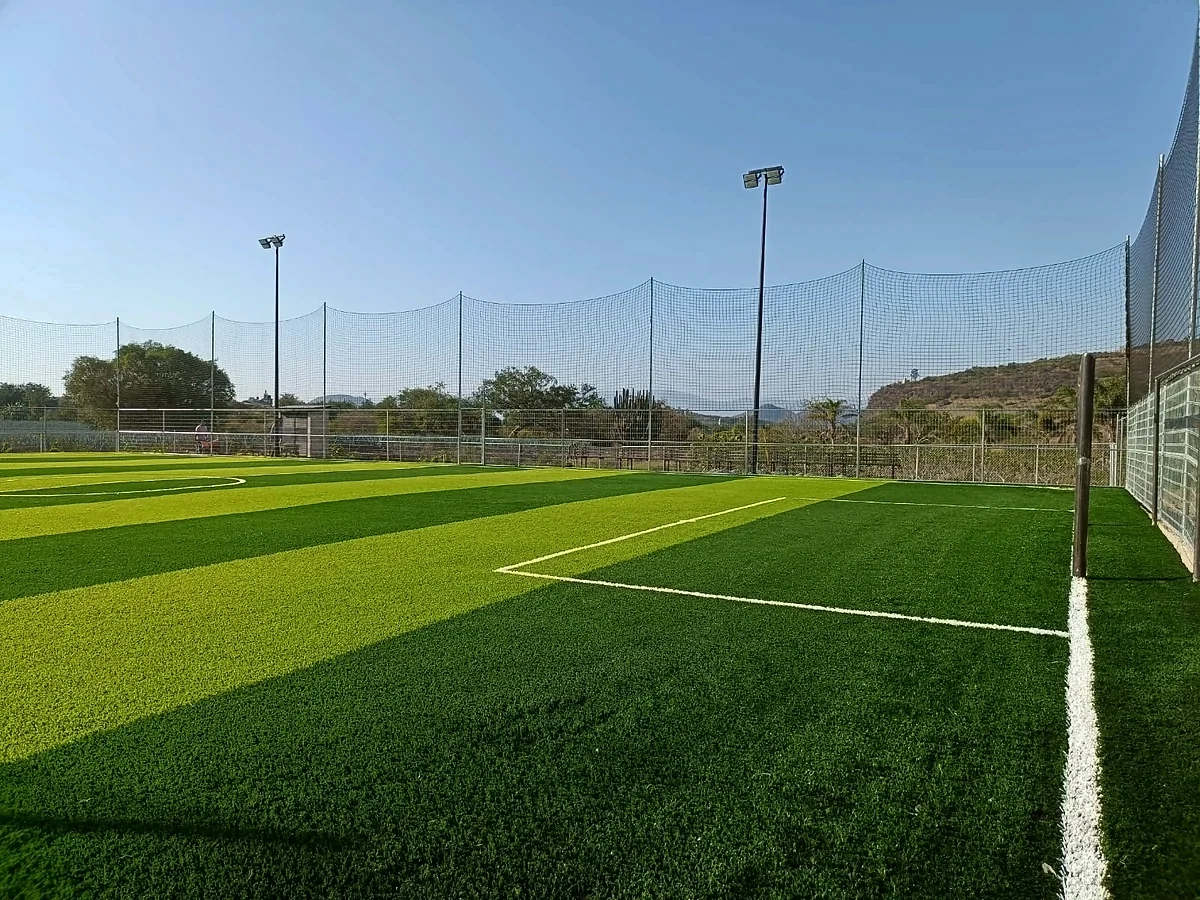 Cancha de fútbol 7 con pasto sintético en San Gabriel, Jalisco: la cancha desdel fondo