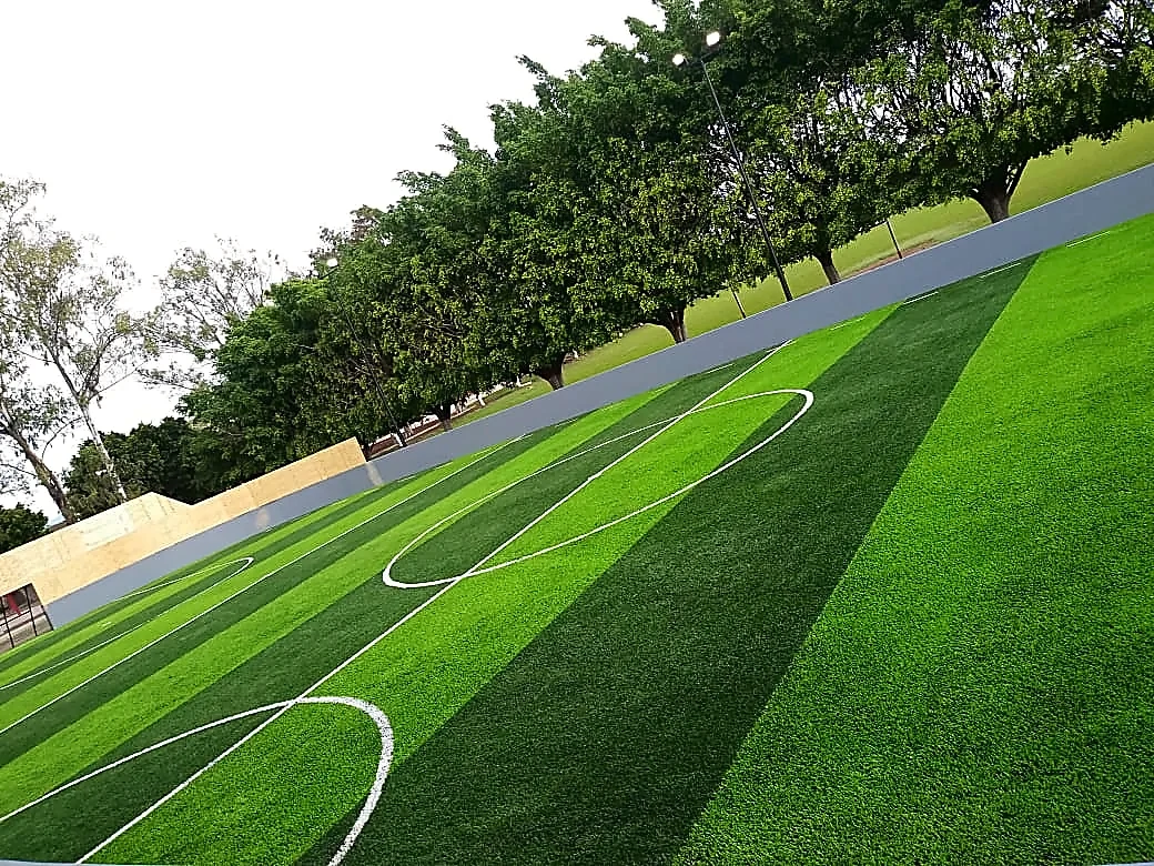 Cancha de fútbol rápido con pasto sintético en Unidad Deportiva Tizapán, Jalisco: vista de la cancha y su entorno