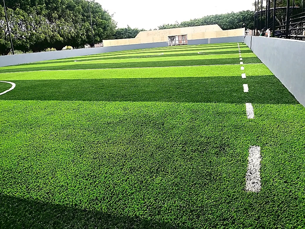 Detalle del pasto sintético de la cancha de fútbol rápido en Tizapán, Jalisco