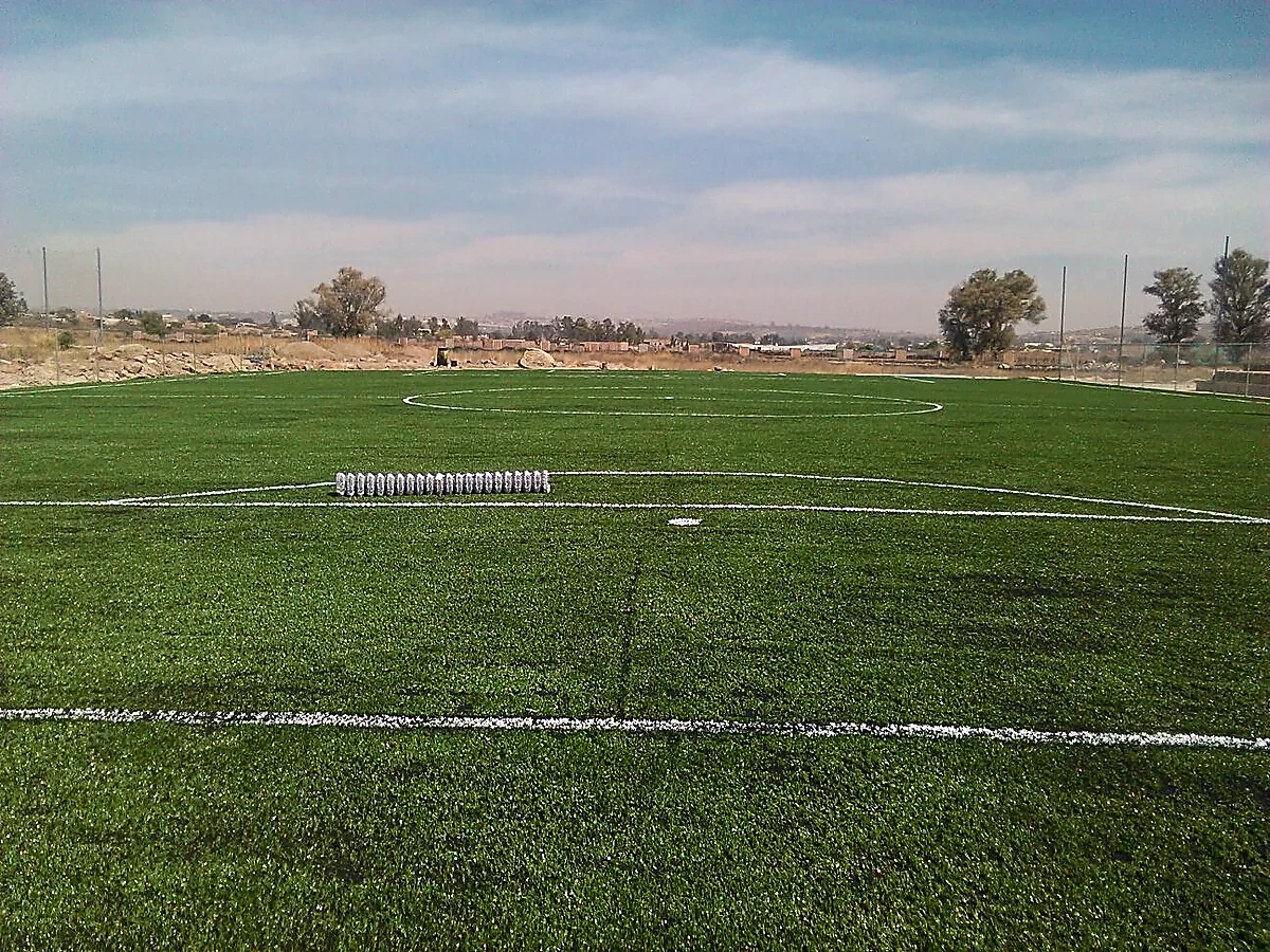 Cancha de fútbol soccer con pasto sintético en Tonalá, Jalisco