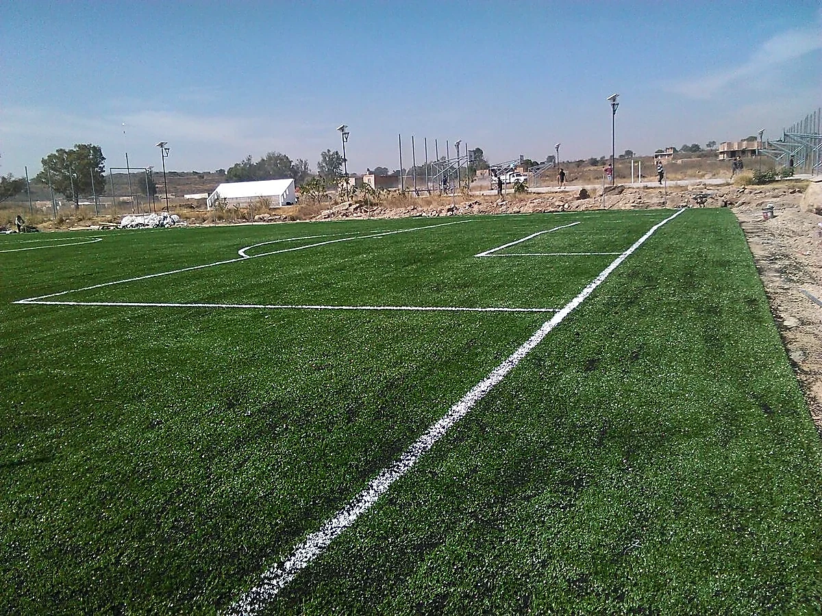 Cancha de fútbol soccer con pasto sintético en Tonalá, Jalisco: pasto sintético deportivo recién cepillado