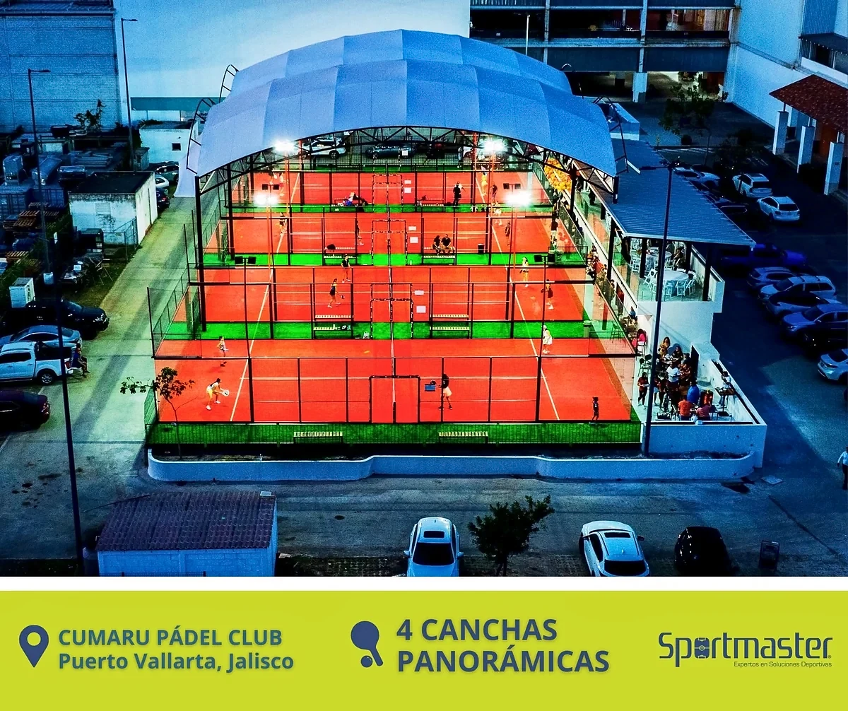 Cancha de pádel con pasto sintético en Cumarú Padel Club, Puerto Vallarta, Jalisco: pasto sintético y líneas de juego