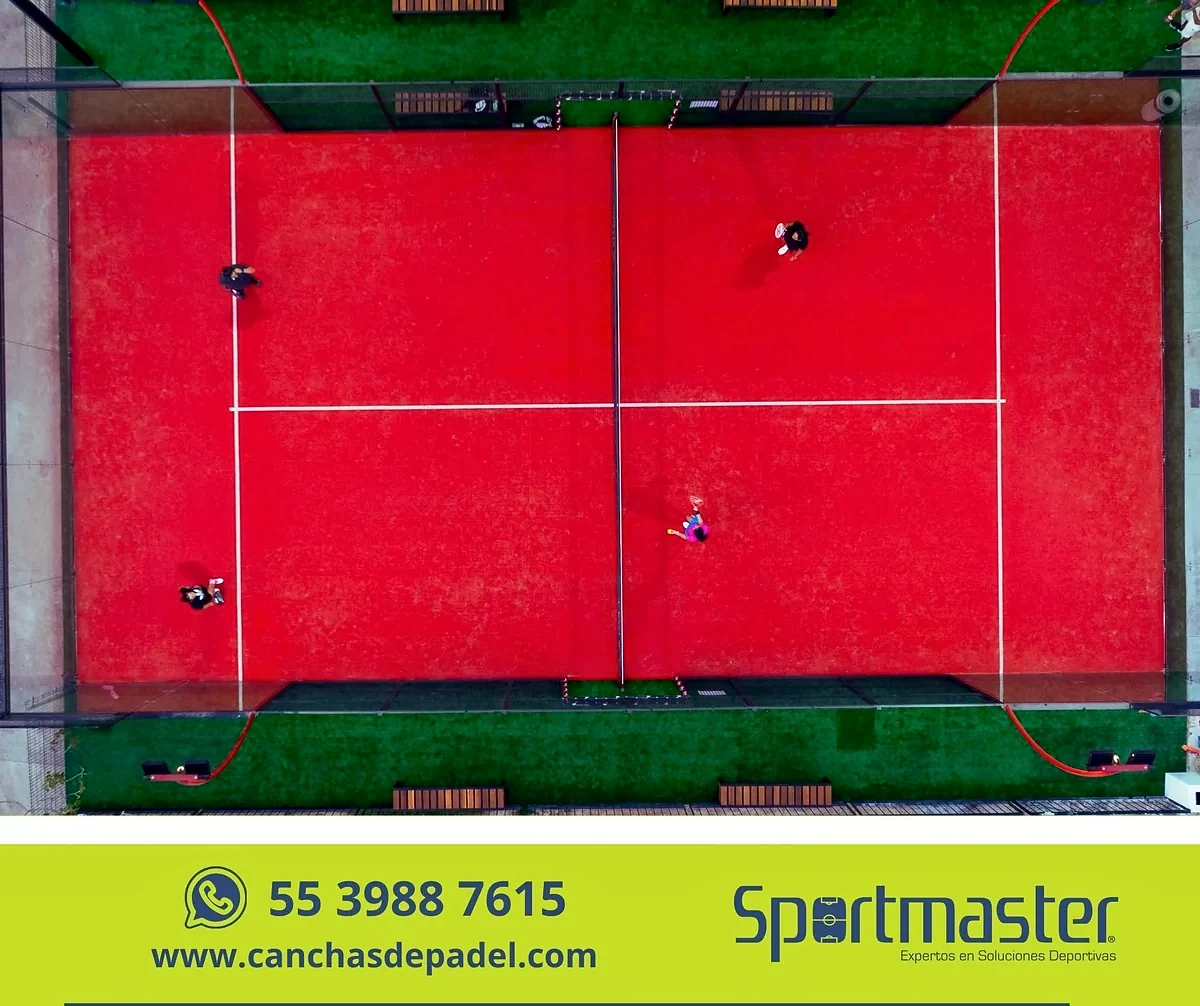 Detalle del pasto sintético de la cancha de pádel en Puerto Vallarta, Jalisco