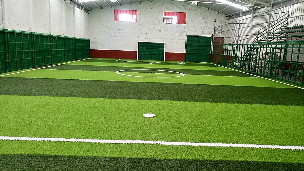Cancha de fútbol 5 con pasto sintético en Campo Deportivo de Lago, Morelia, Michoacán: otra vista de la cancha