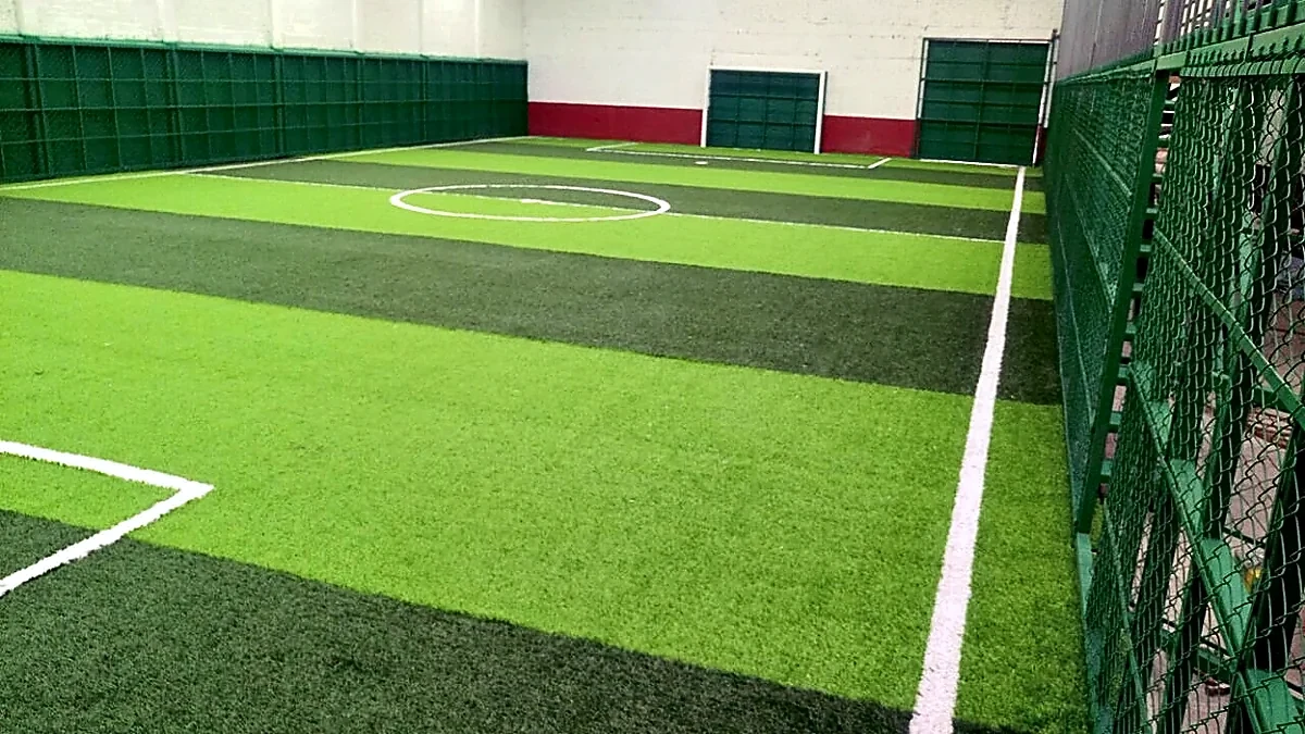 Detalle del pasto sintético de la cancha de fútbol 5 en Morelia, Michoacán