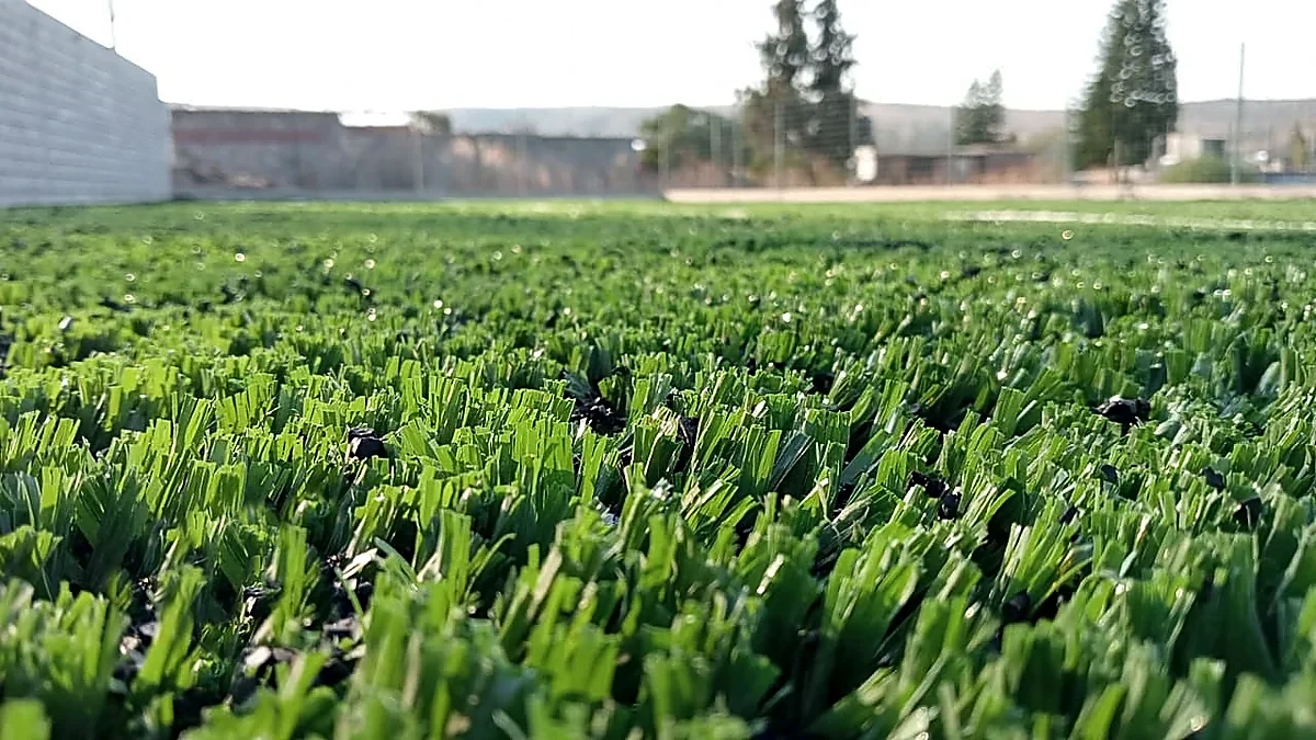 Detalle del pasto sintético de la cancha de fútbol 5 en Zinapécuaro, Michoacán