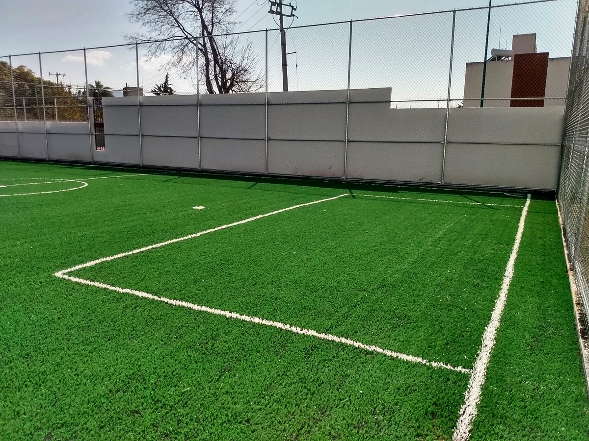 Cancha de fútbol 5 con pasto sintético en Morelia, Michoacán: líneas insertadas en el pasto sintético