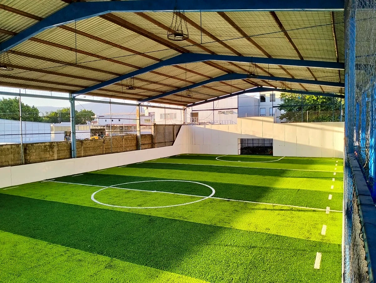 Cancha de fútbol 7 con pasto sintético en Cancha Monarca, Morelia, Michoacán: otra vista de la cancha de fútbol 7