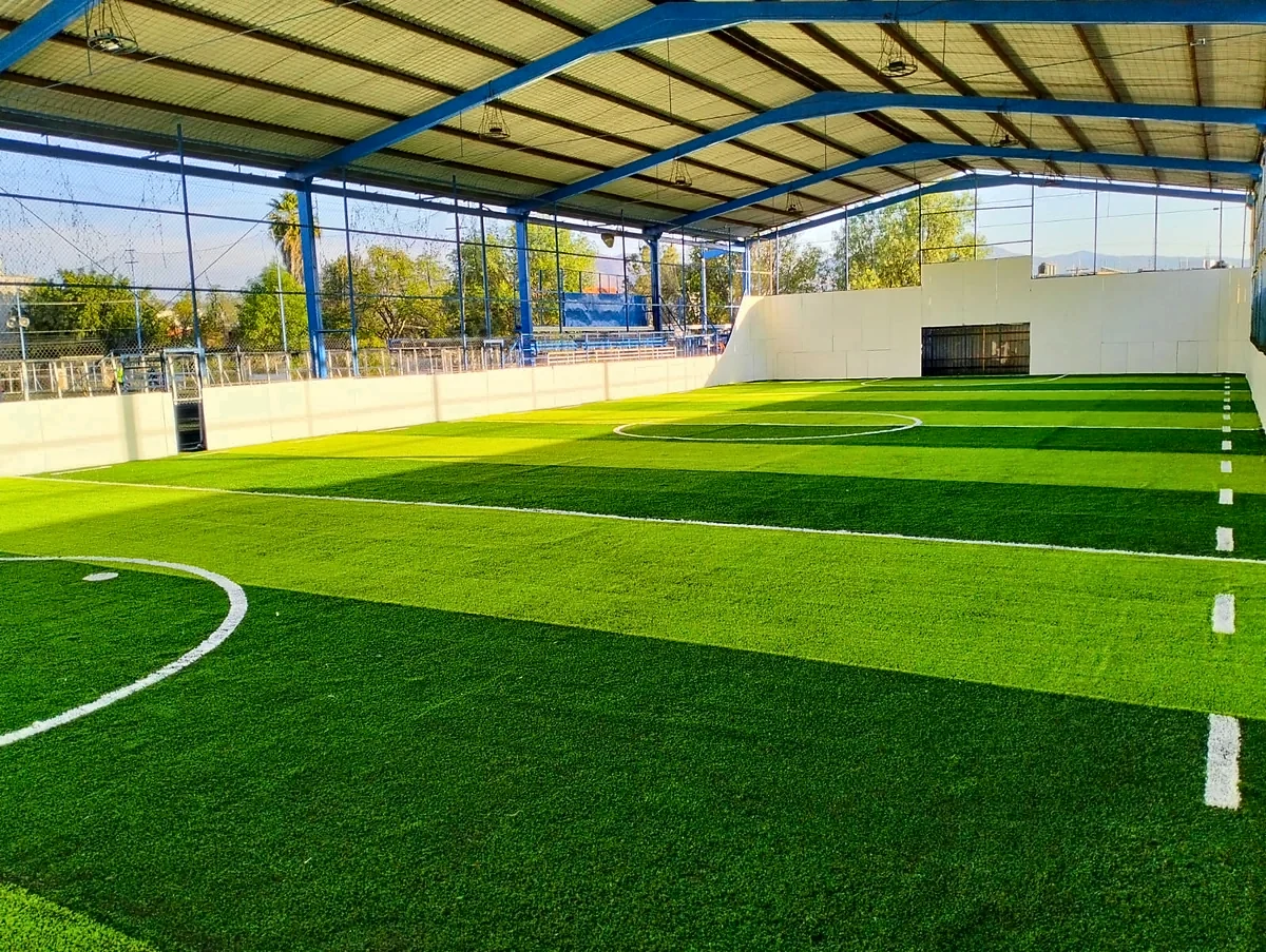 Cancha de fútbol 7 con pasto sintético en Cancha Monarca, Morelia, Michoacán: pasto sintético deportivo recién cepillado