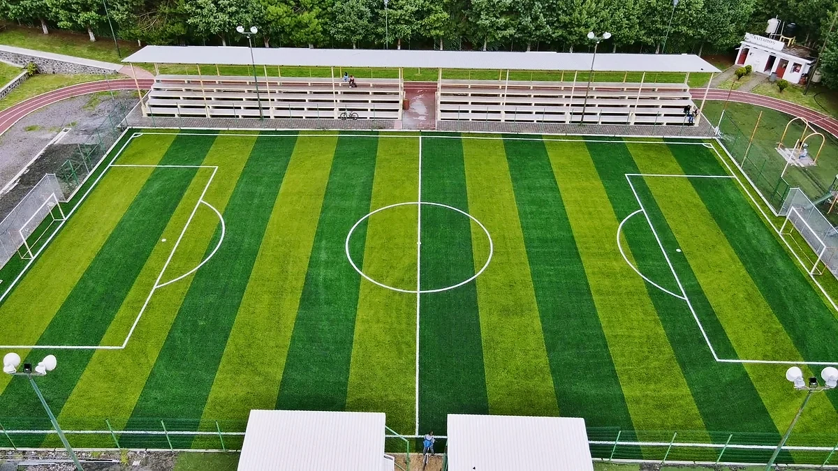 Cancha de fútbol 7 con pasto sintético en Complejo Deportivo Santa Clara del Cobre