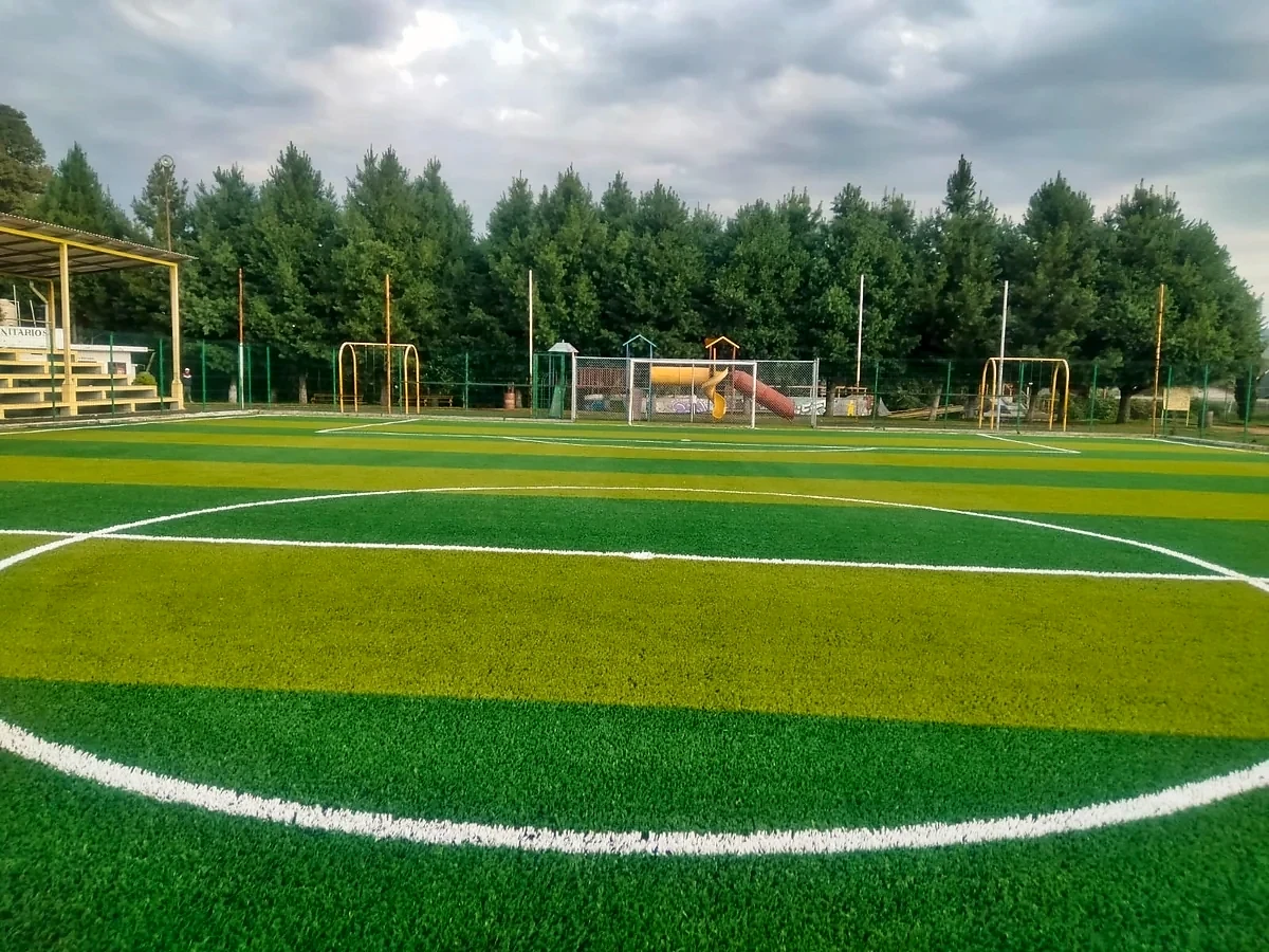 Cancha de fútbol 7 con pasto sintético en Complejo Deportivo Santa Clara del Cobre, Michoacán: otra vista de la cancha de fútbol 7