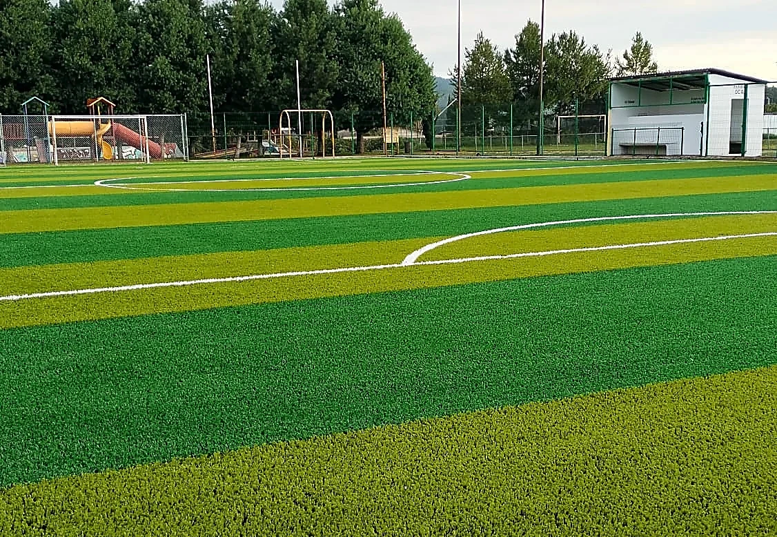 Detalle del pasto sintético de la cancha de fútbol 7 en Santa Clara del Cobre, Michoacán