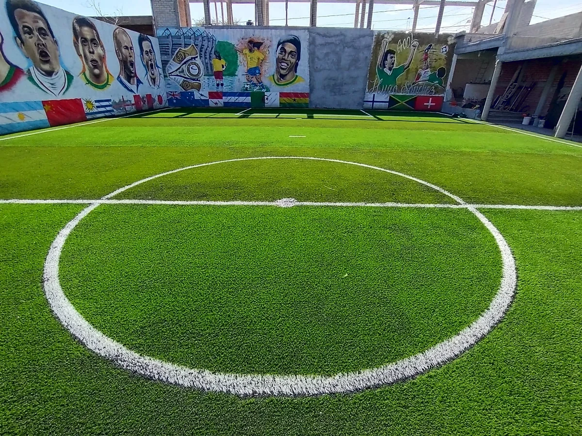 Cancha de fútbol 7 con pasto sintético en Sport Flags, Copándaro de Galeana, Michoacán: líneas de juego insertadas en el mismo pasto
