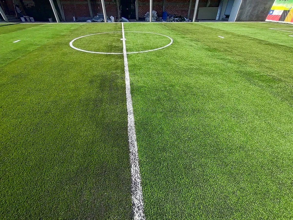 Detalle del pasto sintético de la cancha de fútbol 7 en Copándaro de Galeana, Michoacán