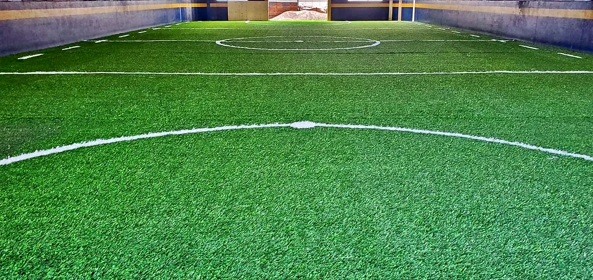 Cancha de fútbol rápido con pasto sintético en Cancha La Bombonera, Uruapan, Michoacán: la cancha desde la línea lateral