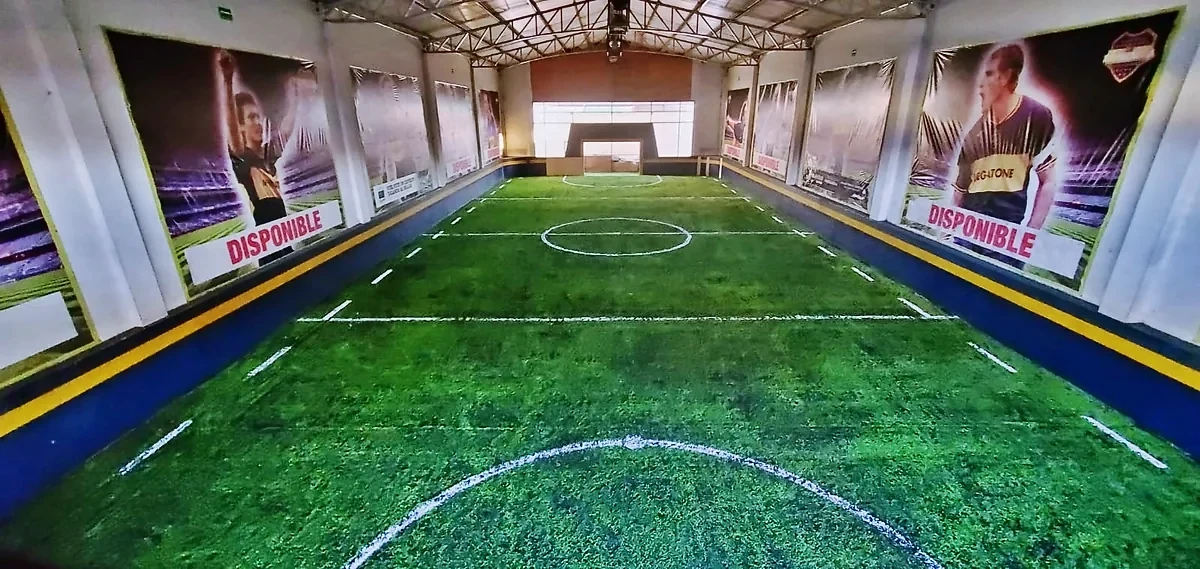 Cancha de fútbol rápido con pasto sintético en Cancha La Bombonera, Uruapan, Michoacán: otra vista de la cancha