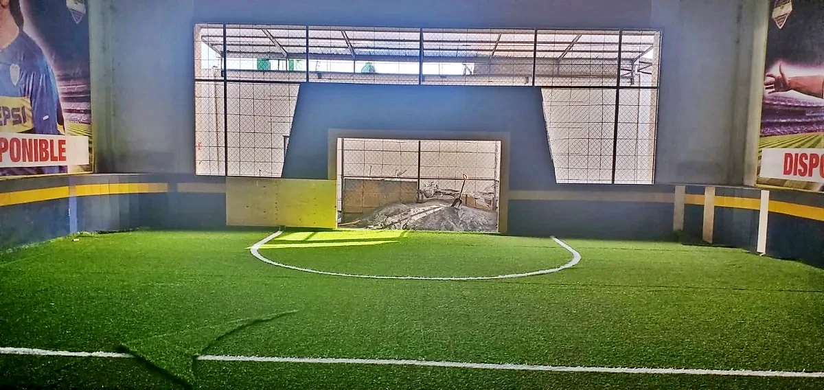 Cancha de fútbol rápido con pasto sintético en Cancha La Bombonera, Uruapan, Michoacán: vista de la cancha y su entorno