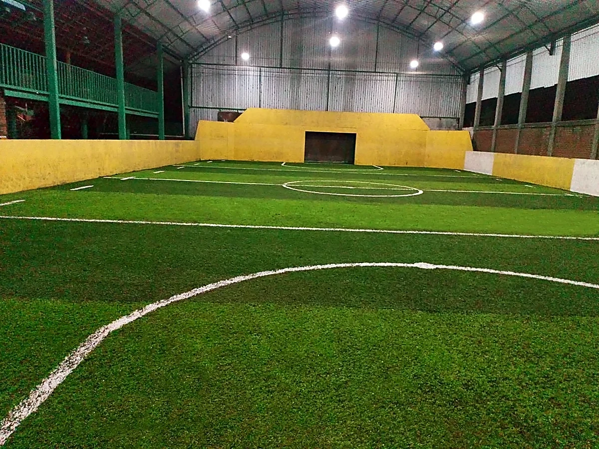 Cancha de fútbol rápido con pasto sintético en Deportivo Palmeira, Uruapan