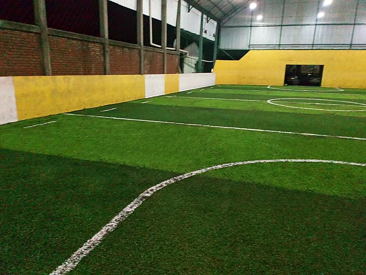 Detalle del pasto sintético de la cancha de fútbol rápido en Uruapan, Michoacán