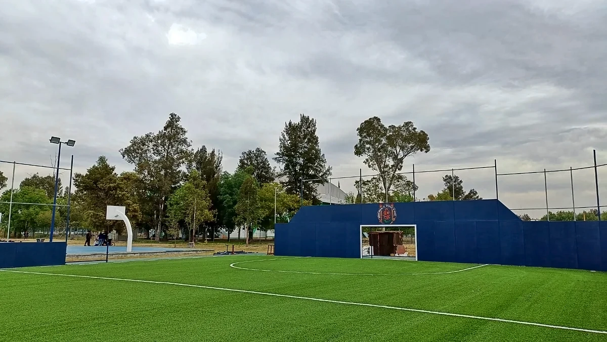 Cancha de fútbol rápido con pasto sintético en Fraccionamiento Real Universidad, Morelia, Michoacán: líneas de juego insertadas en el pasto