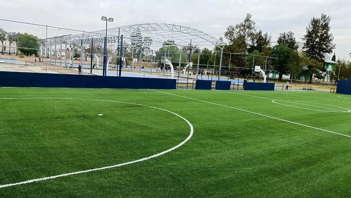 Cancha de fútbol rápido con pasto sintético en Fraccionamiento Real Universidad, Morelia, Michoacán: otra vista de la cancha