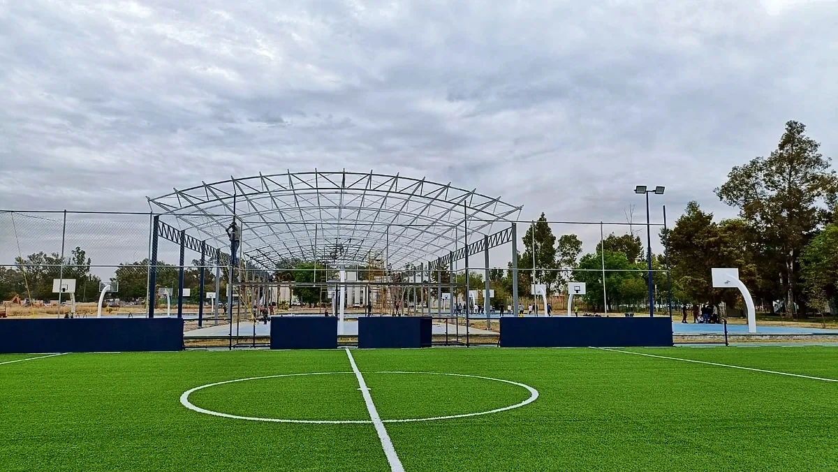 Cancha de fútbol rápido con pasto sintético en Fraccionamiento Real Universidad, Morelia, Michoacán: pasto sintético deportivo recién cepillado