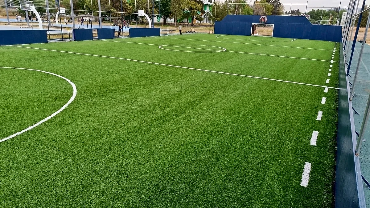 Detalle del pasto sintético de la cancha de fútbol rápido en Morelia, Michoacán