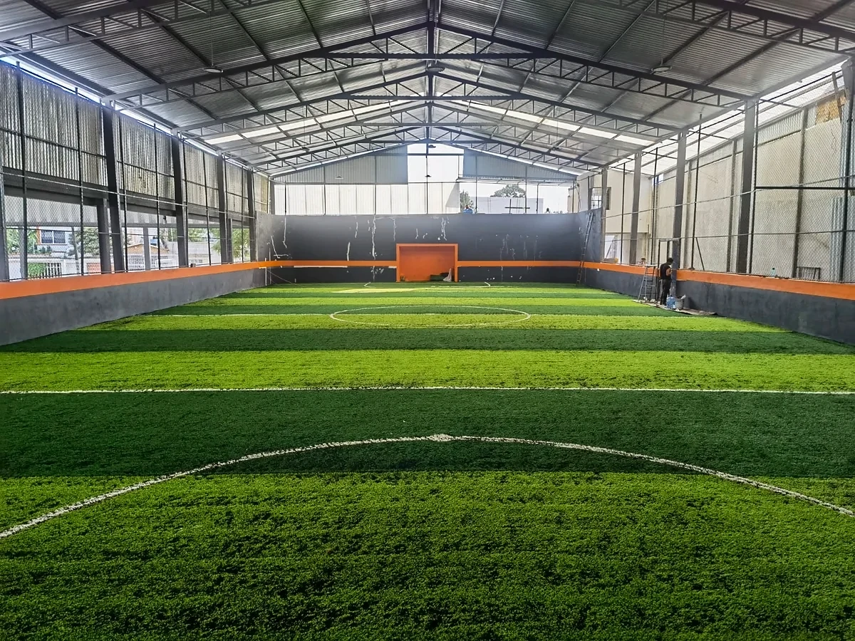Detalle del pasto sintético de la cancha de fútbol rápido en Morelia, Michoacán