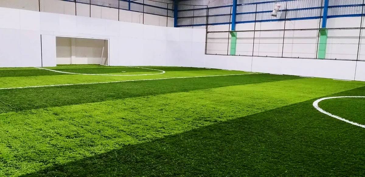 Cancha de fútbol rápido con pasto sintético en Paracho, Michoacán: líneas de juego insertadas en el pasto