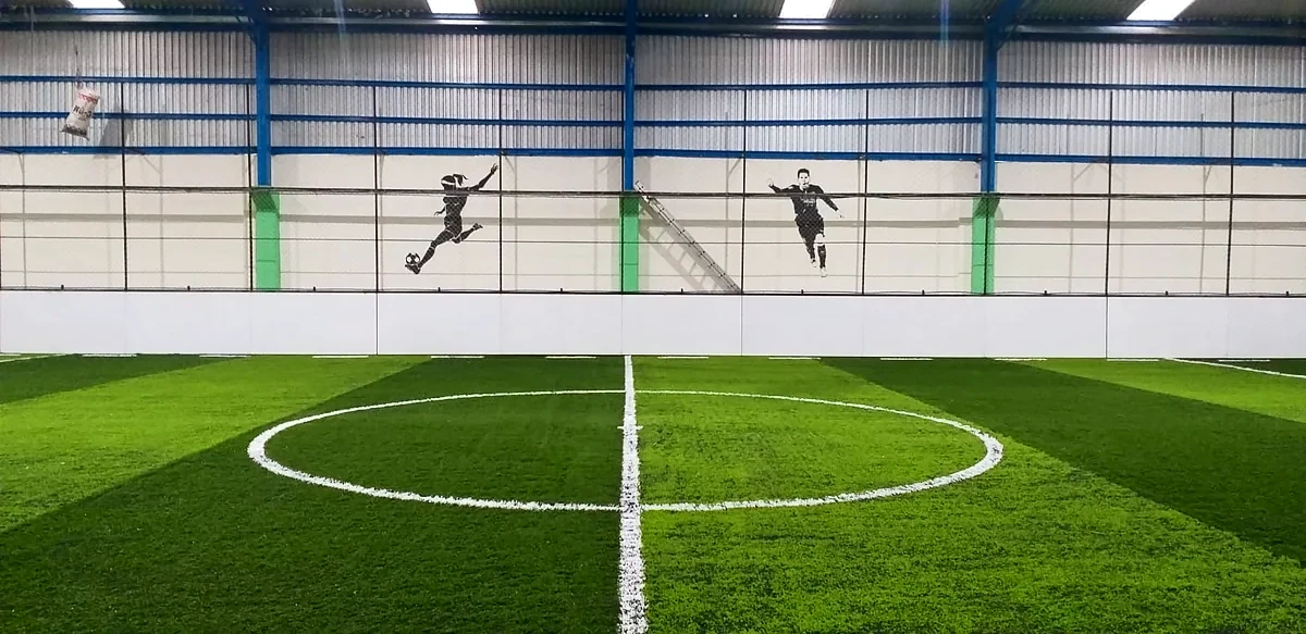 Cancha de fútbol rápido con pasto sintético en Paracho, Michoacán: la cancha desdel fondo