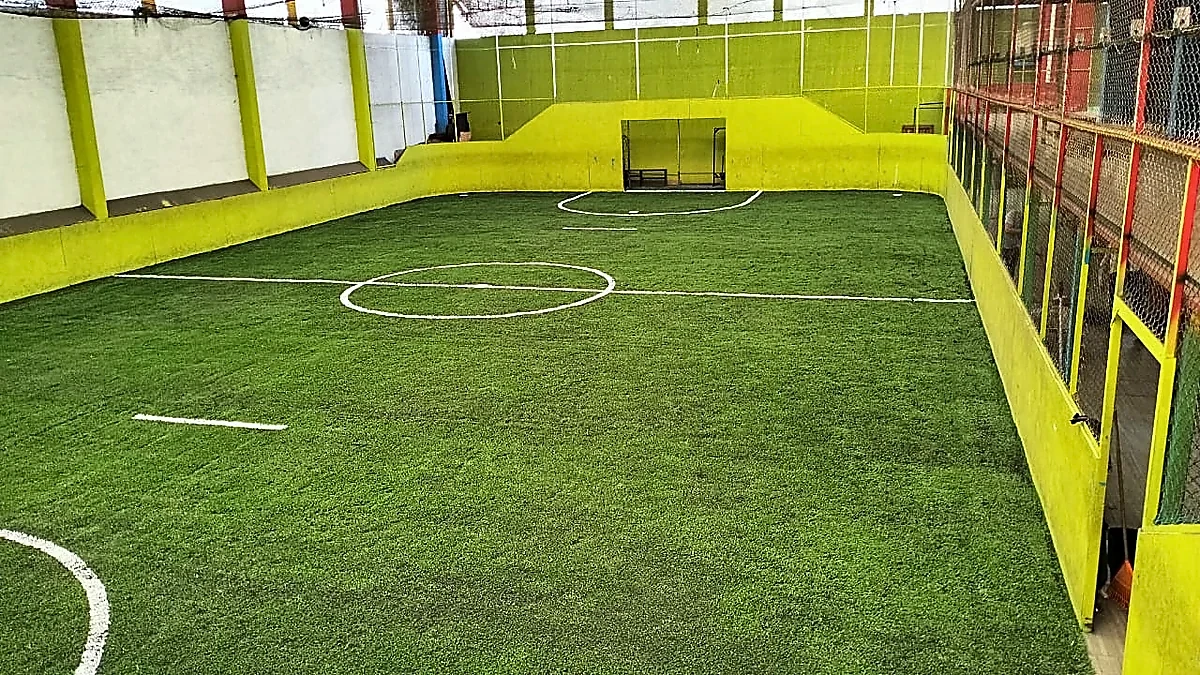 Cancha de fútbol rápido con pasto sintético en Pátzcuaro, Michoacán: la cancha desdel fondo