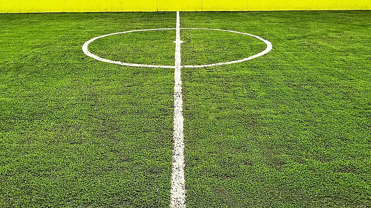 Detalle del pasto sintético de la cancha de fútbol rápido en Pátzcuaro, Michoacán